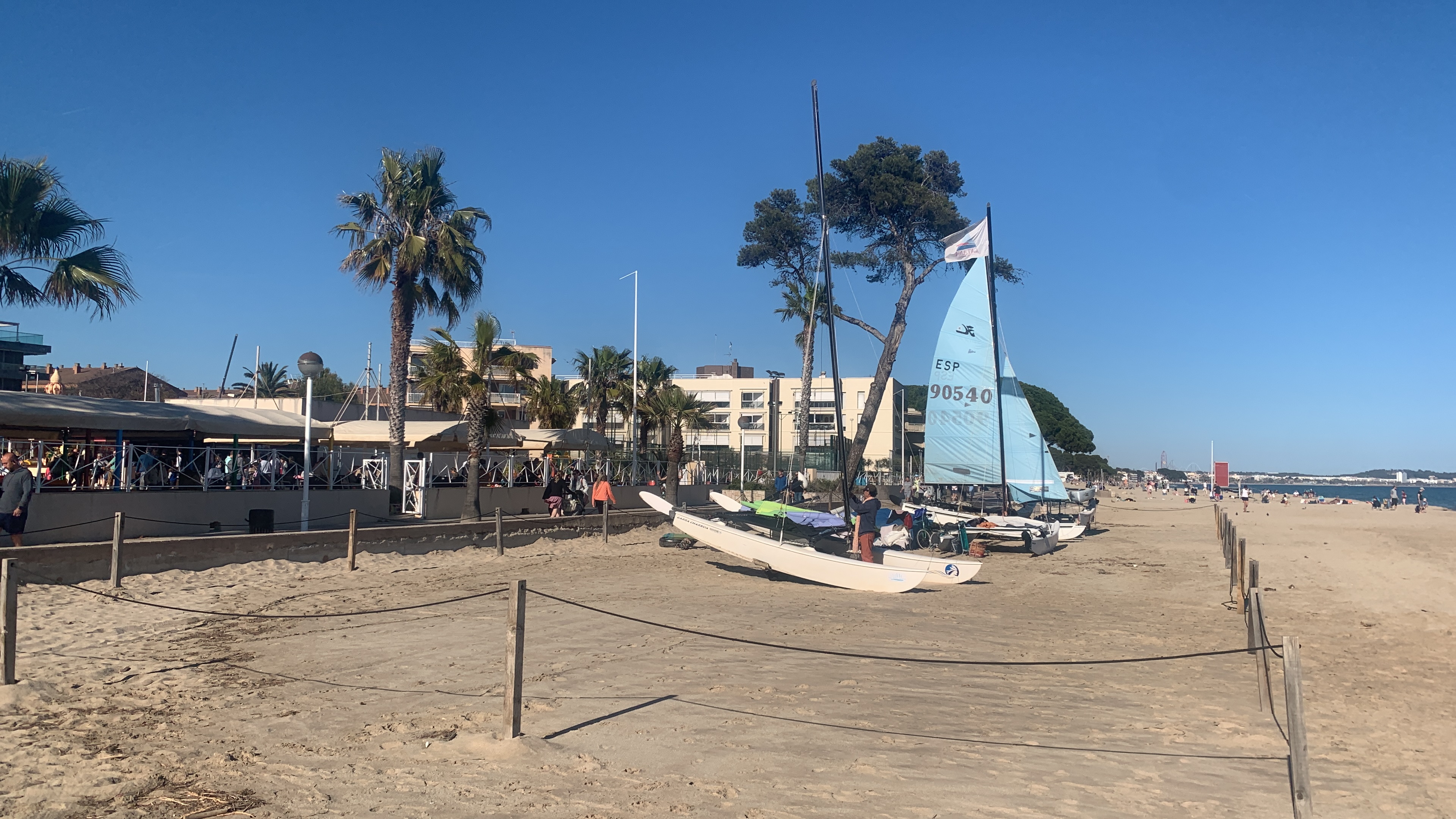 Velero de crucero en la costa